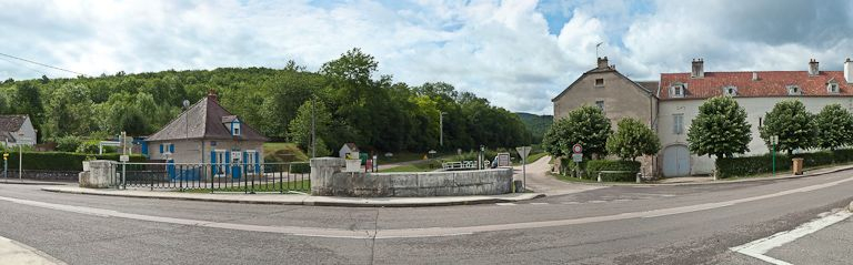 Vue du site d'écluse à gauche et de l'ancien relais de poste à droite. © Pierre-Marie Barbe-Richaud / Région Bourgogne-Franche-Comté, Inventaire du patrimoine - 2011