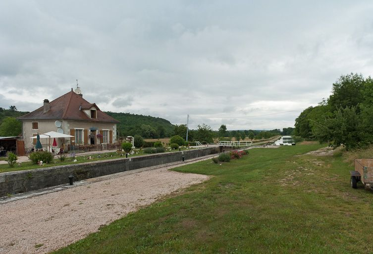Vue d'ensemble du site d'écluse. © Pierre-Marie Barbe-Richaud / Région Bourgogne-Franche-Comté, Inventaire du patrimoine - 2011