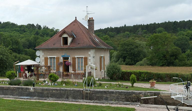 Vue de face de la maison éclusière. © Pierre-Marie Barbe-Richaud / Région Bourgogne-Franche-Comté, Inventaire du patrimoine - 2011