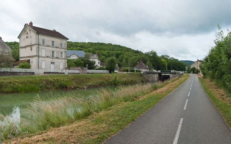 Vue de la maison de perception au premier plan et de la maison éclusière du site d'écluse 38 S au second. © Pierre-Marie Barbe-Richaud / Région Bourgogne-Franche-Comté, Inventaire du patrimoine - 2011