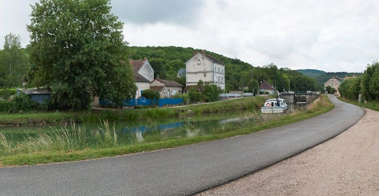 Vue de la maison de garde et de la maison de perception de Pont-de-Pany. © Pierre-Marie Barbe-Richaud / Région Bourgogne-Franche-Comté, Inventaire du patrimoine - 2011