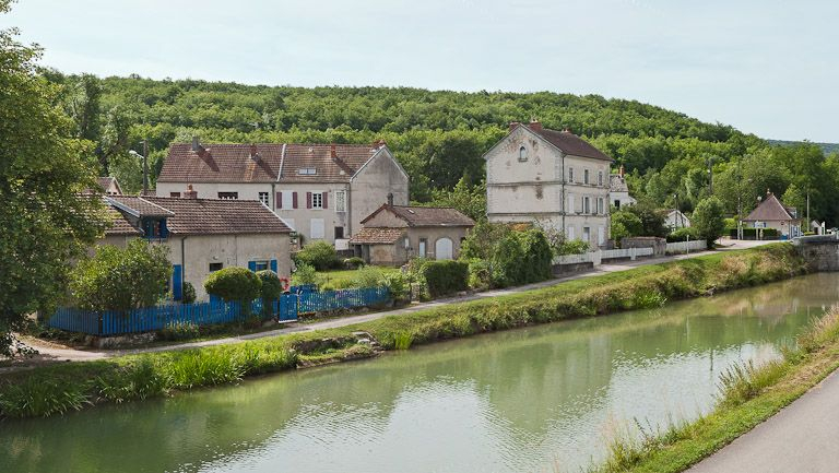 De gauche à droite, vue des trois maisons de Pont-de-Pany : maison de garde, maison de perception, maison éclusière. © Pierre-Marie Barbe-Richaud / Région Bourgogne-Franche-Comté, Inventaire du patrimoine - 2011