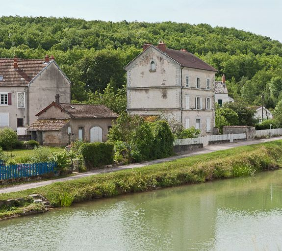 Vue de la maison de perception avec son annexe. © Pierre-Marie Barbe-Richaud / Région Bourgogne-Franche-Comté, Inventaire du patrimoine - 2011