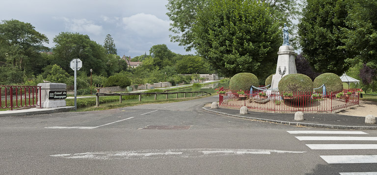 Vue du monument aux morts situé sur la rive gauche du canal de Bourgogne. © Pierre-Marie Barbe-Richaud / Région Bourgogne-Franche-Comté, Inventaire du patrimoine - 2011