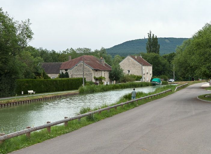 Vue des anciens moulins situés sur la rive gauche du canal. © Pierre-Marie Barbe-Richaud / Région Bourgogne-Franche-Comté, Inventaire du patrimoine - 2011