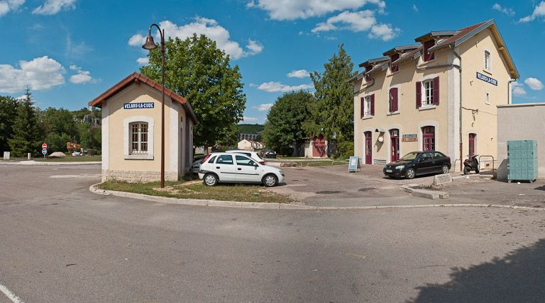 Vue de la lampisterie à gauche et de la gare à droite. © Pierre-Marie Barbe-Richaud / Région Bourgogne-Franche-Comté, Inventaire du patrimoine - 2011