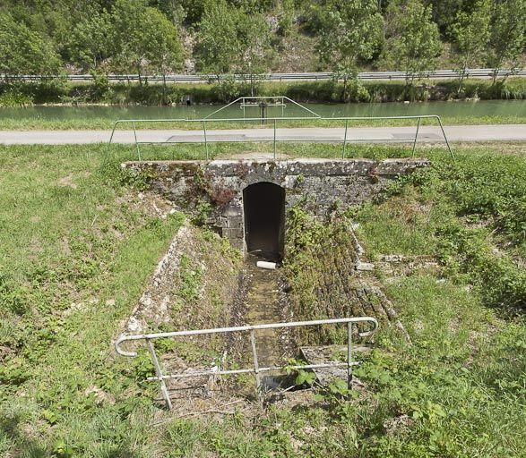 Vue du déversoir et de sa rigole en maçonnerie. © Pierre-Marie Barbe-Richaud / Région Bourgogne-Franche-Comté, Inventaire du patrimoine - 2011