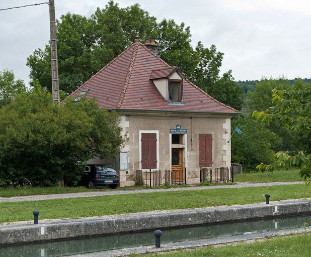 Vue de la maison éclusière et du site d'écluse. © Pierre-Marie Barbe-Richaud / Région Bourgogne-Franche-Comté, Inventaire du patrimoine - 2011