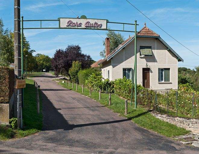 Vue d'une demeure de villégiature autour du réservoir. © Pierre-Marie Barbe-Richaud / Région Bourgogne-Franche-Comté, Inventaire du patrimoine - 2011