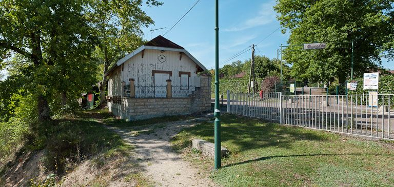 Vue d'une demeure de villégiature autour du réservoir. © Pierre-Marie Barbe-Richaud / Région Bourgogne-Franche-Comté, Inventaire du patrimoine - 2011