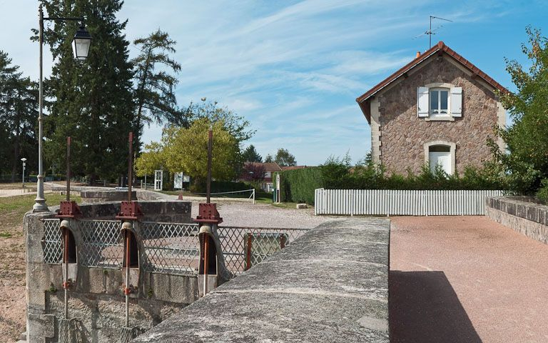 Vue des vannes de la tour de prise d'eau et de la maison de garde. © Pierre-Marie Barbe-Richaud / Région Bourgogne-Franche-Comté, Inventaire du patrimoine - 2011