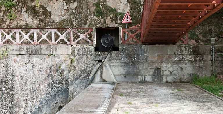 Vue du premier tablier mobile et de la passerelle située au-dessus du déversoir. © Pierre-Marie Barbe-Richaud / Région Bourgogne-Franche-Comté, Inventaire du patrimoine - 2011