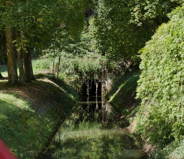 Vue du départ de la rigole d'alimentation en aval du barrage de Pont. © Pierre-Marie Barbe-Richaud / Région Bourgogne-Franche-Comté, Inventaire du patrimoine - 2011