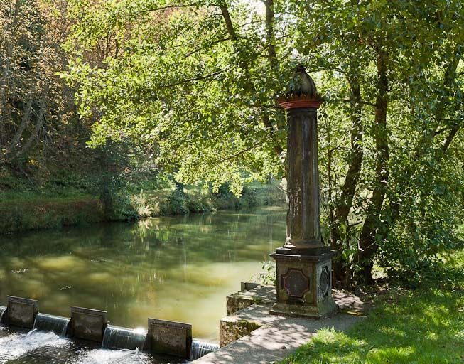 Vue de la rigole et du limnimètre. © Pierre-Marie Barbe-Richaud / Région Bourgogne-Franche-Comté, Inventaire du patrimoine - 2011
