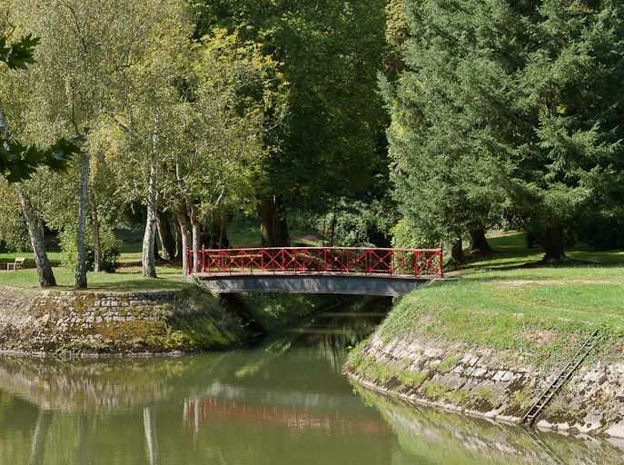 Vue d'un pont sur rigole. © Pierre-Marie Barbe-Richaud / Région Bourgogne-Franche-Comté, Inventaire du patrimoine - 2011