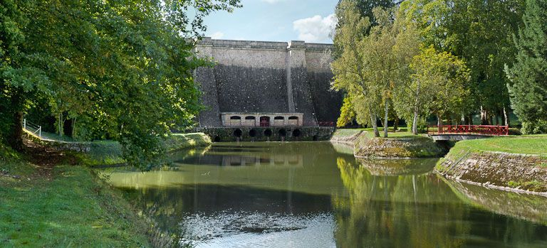Vue de la digue et de la rigole traitées dans un aménagement paysager. © Pierre-Marie Barbe-Richaud / Région Bourgogne-Franche-Comté, Inventaire du patrimoine - 2011