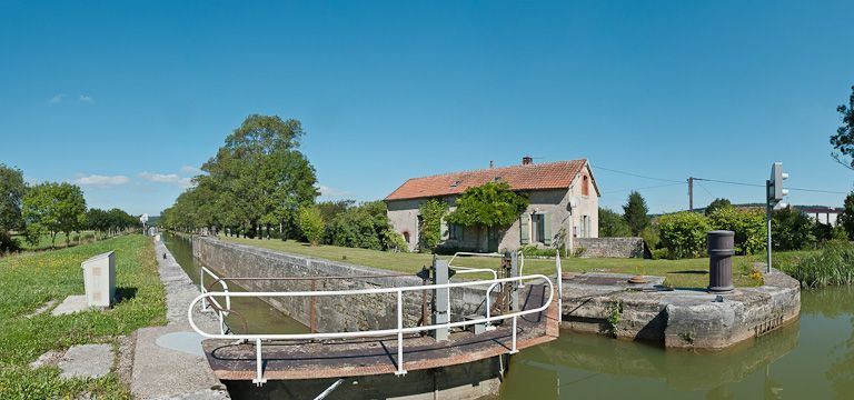 Vue d'ensemble du site d'écluse. © Pierre-Marie Barbe-Richaud / Région Bourgogne-Franche-Comté, Inventaire du patrimoine - 2011