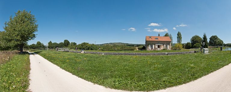 Vue du site depuis le chemin de halage. © Pierre-Marie Barbe-Richaud / Région Bourgogne-Franche-Comté, Inventaire du patrimoine - 2011