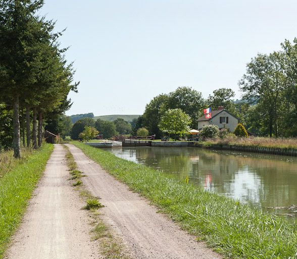 Vue du site d'écluse en amont. © Pierre-Marie Barbe-Richaud / Région Bourgogne-Franche-Comté, Inventaire du patrimoine - 2011 Vue du site d'écluse en amont. © Pierre-Marie Barbe-Richaud / Région Bourgogne-Franche-Comté, Inventaire du patrimoine - 2011