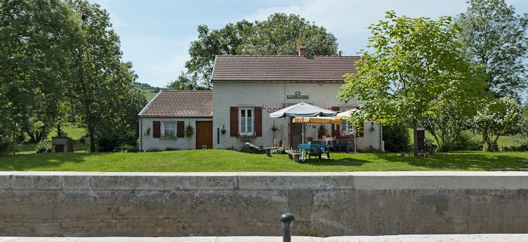 Vue de face de la maison éclusière. © Pierre-Marie Barbe-Richaud / Région Bourgogne-Franche-Comté, Inventaire du patrimoine - 2011 Vue de face de la maison éclusière. © Pierre-Marie Barbe-Richaud / Région Bourgogne-Franche-Comté, Inventaire du patrimoine - 2011