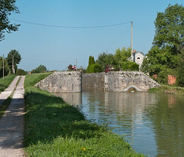 Vue du site d'écluse depuis l'aval. © Pierre-Marie Barbe-Richaud / Région Bourgogne-Franche-Comté, Inventaire du patrimoine - 2011
