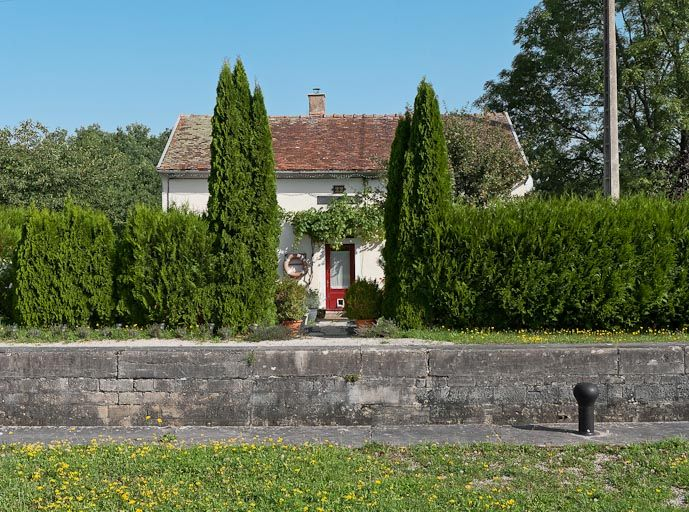Vue de face de la maison éclusière. © Pierre-Marie Barbe-Richaud / Région Bourgogne-Franche-Comté, Inventaire du patrimoine - 2011