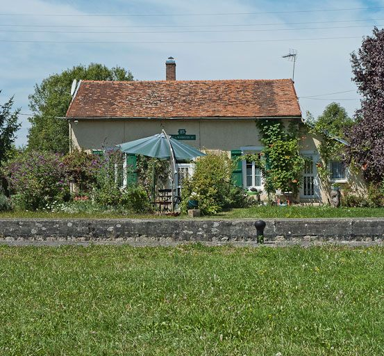 Vue de face de la maison éclusière. © Pierre-Marie Barbe-Richaud / Région Bourgogne-Franche-Comté, Inventaire du patrimoine - 2011