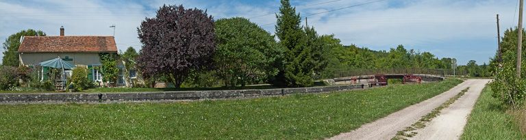 Vue d'ensemble du site d'écluse. © Pierre-Marie Barbe-Richaud / Région Bourgogne-Franche-Comté, Inventaire du patrimoine - 2011