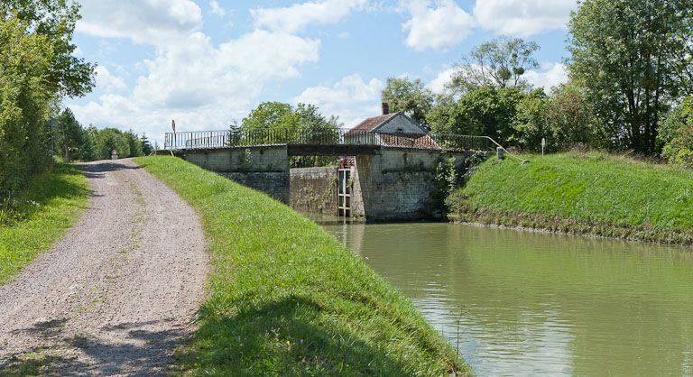 Vue du pont depuis l'aval. © Pierre-Marie Barbe-Richaud / Région Bourgogne-Franche-Comté, Inventaire du patrimoine - 2011
