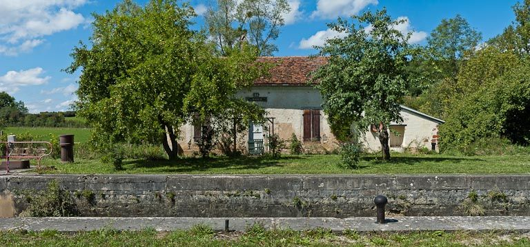 Vue de face de la maison éclusière. © Pierre-Marie Barbe-Richaud / Région Bourgogne-Franche-Comté, Inventaire du patrimoine - 2011