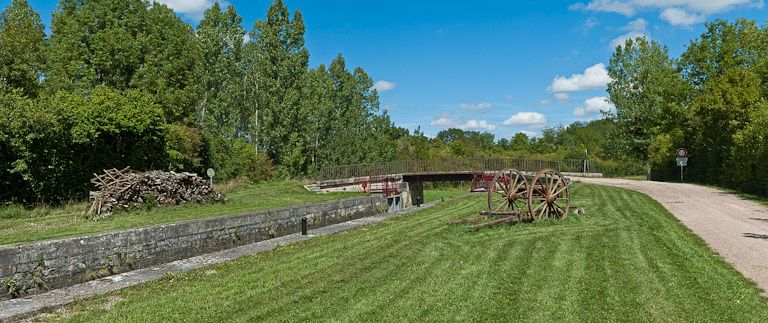 Vue d'ensemble du pont. © Pierre-Marie Barbe-Richaud / Région Bourgogne-Franche-Comté, Inventaire du patrimoine - 2011