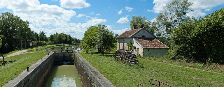 Vue d'ensemble du site d'écluse. © Pierre-Marie Barbe-Richaud / Région Bourgogne-Franche-Comté, Inventaire du patrimoine - 2011