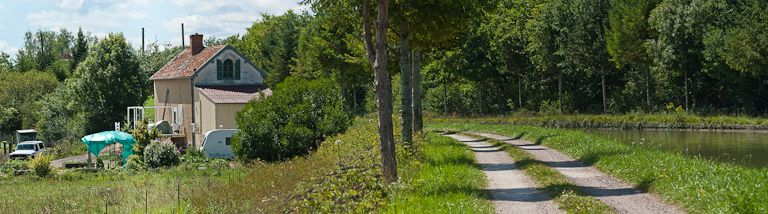 Vue d'ensemble de la maison et du chemin de halage. © Pierre-Marie Barbe-Richaud / Région Bourgogne-Franche-Comté, Inventaire du patrimoine - 2011