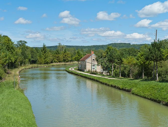 Vue d'ensemble de la maison et du canal. © Pierre-Marie Barbe-Richaud / Région Bourgogne-Franche-Comté, Inventaire du patrimoine - 2011
