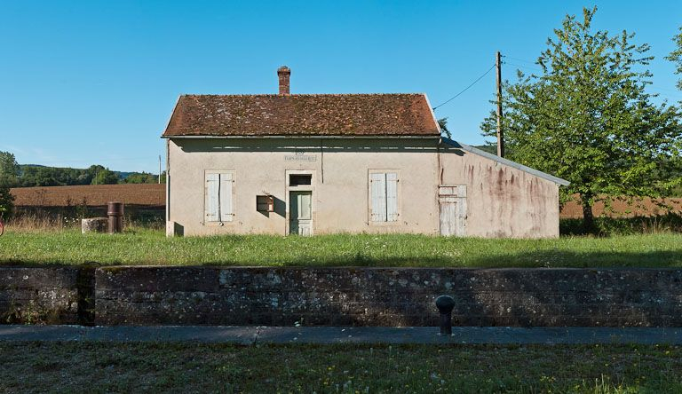 Vue de face de la maison éclusière. © Pierre-Marie Barbe-Richaud / Région Bourgogne-Franche-Comté, Inventaire du patrimoine - 2011
