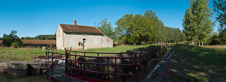 Vue d'ensemble du site d'écluse. © Pierre-Marie Barbe-Richaud / Région Bourgogne-Franche-Comté, Inventaire du patrimoine - 2011