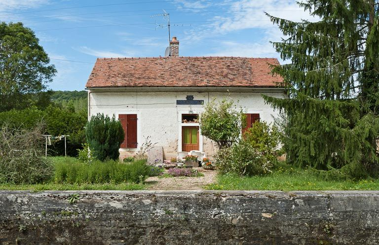 Vue de face de la maison éclusière. © Pierre-Marie Barbe-Richaud / Région Bourgogne-Franche-Comté, Inventaire du patrimoine - 2011