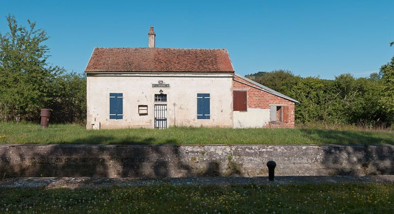 Vue de face de la maison éclusière. © Pierre-Marie Barbe-Richaud / Région Bourgogne-Franche-Comté, Inventaire du patrimoine - 2011