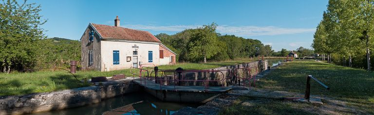 Vue d'ensemble du site d'écluse. © Pierre-Marie Barbe-Richaud / Région Bourgogne-Franche-Comté, Inventaire du patrimoine - 2011