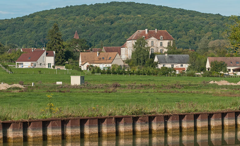 Le château vu du canal. © Pierre-Marie Barbe-Richaud / Région Bourgogne-Franche-Comté, Inventaire du patrimoine - 2011
