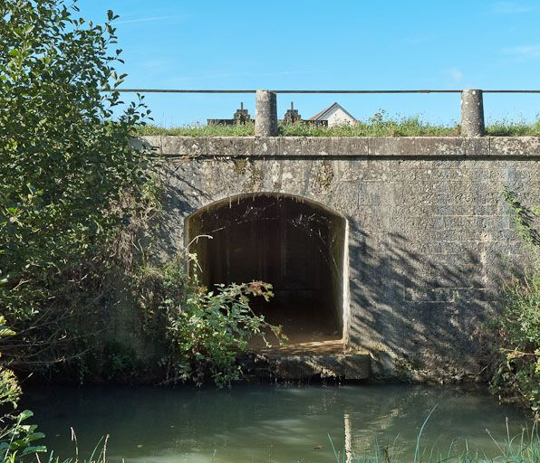 Vue de l'aqueduc. © Pierre-Marie Barbe-Richaud / Région Bourgogne-Franche-Comté, Inventaire du patrimoine - 2011