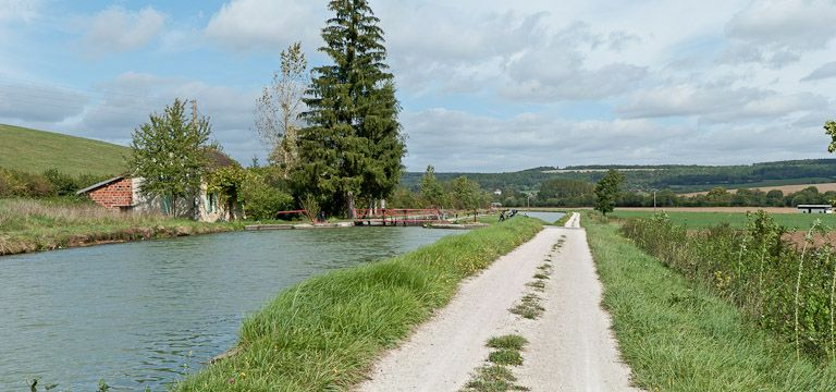 Vue du site d'écluse depuis l'amont. © Pierre-Marie Barbe-Richaud / Région Bourgogne-Franche-Comté, Inventaire du patrimoine - 2011