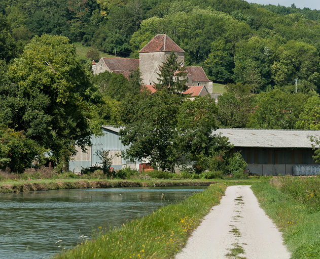 Vue du château depuis le canal. © Pierre-Marie Barbe-Richaud / Région Bourgogne-Franche-Comté, Inventaire du patrimoine - 2011