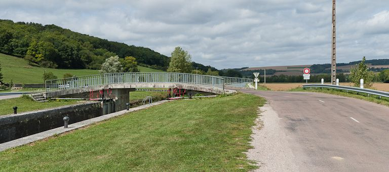 Vue du pont depuis l'amont. © Pierre-Marie Barbe-Richaud / Région Bourgogne-Franche-Comté, Inventaire du patrimoine - 2011