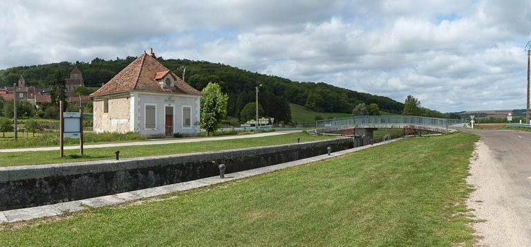 Vue d'ensemble du site d'écluse. © Pierre-Marie Barbe-Richaud / Région Bourgogne-Franche-Comté, Inventaire du patrimoine - 2011