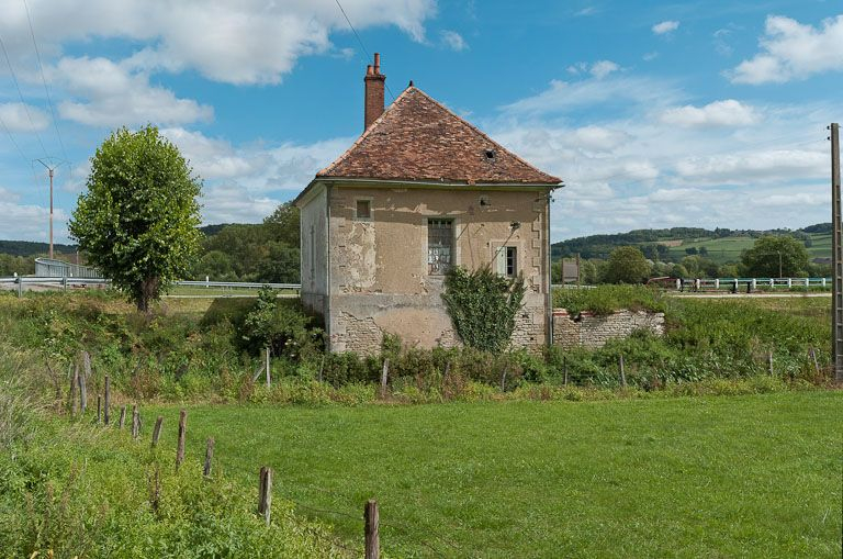 Vue de l'arrière de la maison éclusière. © Pierre-Marie Barbe-Richaud / Région Bourgogne-Franche-Comté, Inventaire du patrimoine - 2011