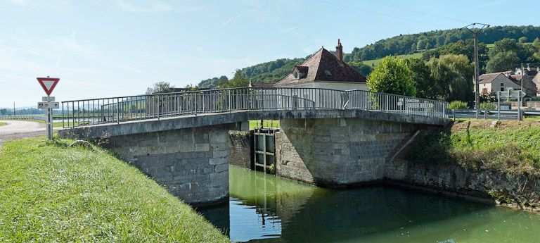Vue du pont depuis l'aval. © Pierre-Marie Barbe-Richaud / Région Bourgogne-Franche-Comté, Inventaire du patrimoine - 2011