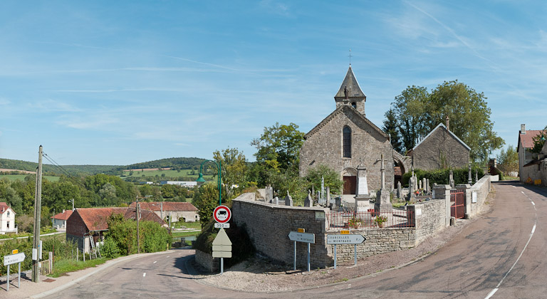 Vue d'ensemble : église et cimetière surplombant le canal. © Pierre-Marie Barbe-Richaud / Région Bourgogne-Franche-Comté, Inventaire du patrimoine - 2011
