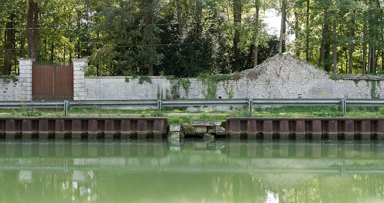 Vue de la clôture du domaine donnant sur le canal. © Pierre-Marie Barbe-Richaud / Région Bourgogne-Franche-Comté, Inventaire du patrimoine - 2011