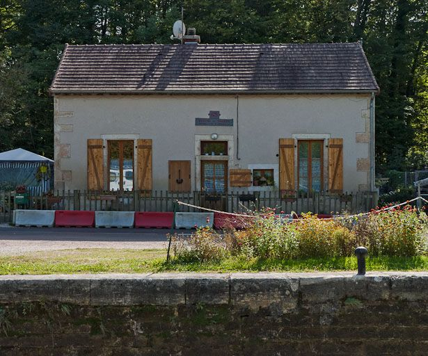 Vue de face de la maison éclusière. © Pierre-Marie Barbe-Richaud / Région Bourgogne-Franche-Comté, Inventaire du patrimoine - 2011